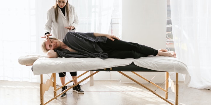 Fisioterapeuta fazendo um massagem
